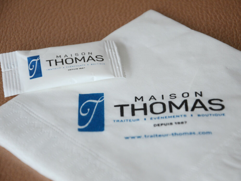 Logo Maison Thomas sur serviettes et sachet sucre